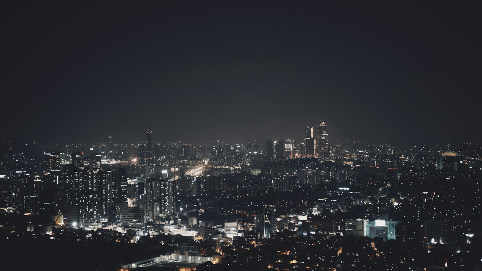 夜の街の夜景
