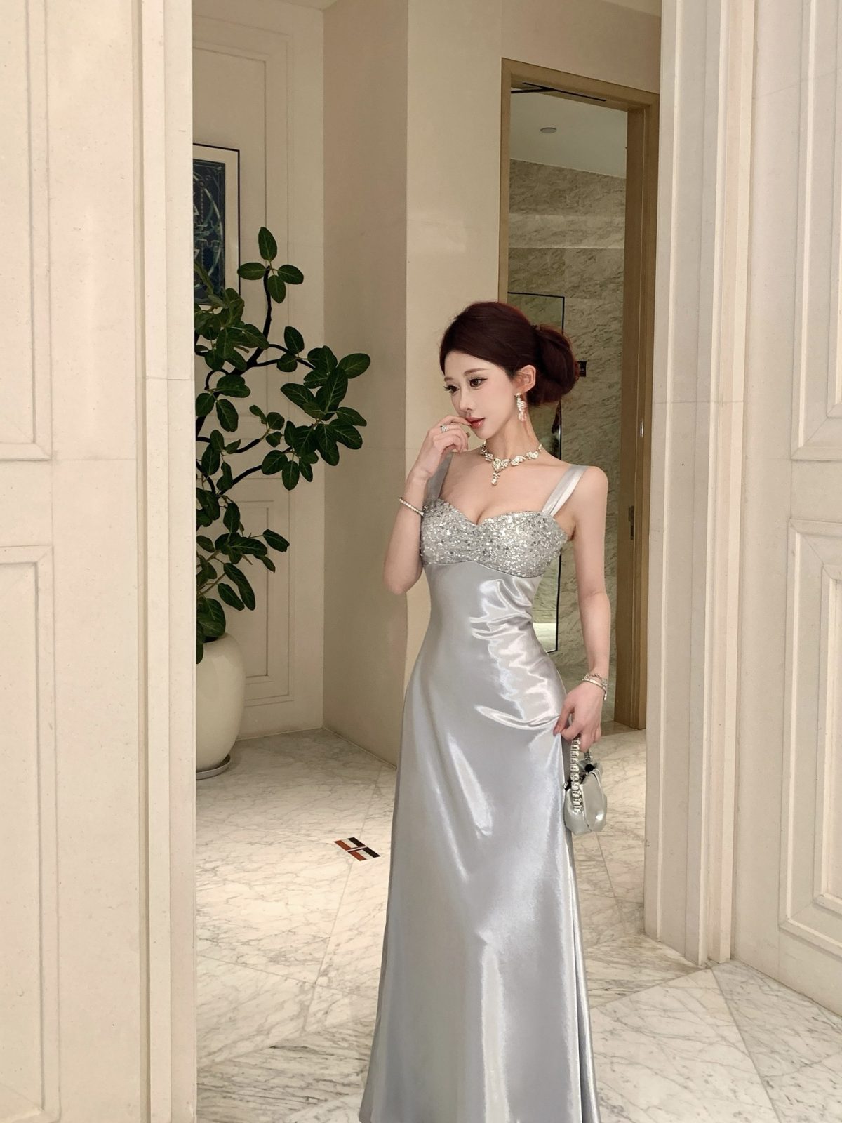 極上サテンの艶めき 胸元ビジュー 美シルエット ロングドレス