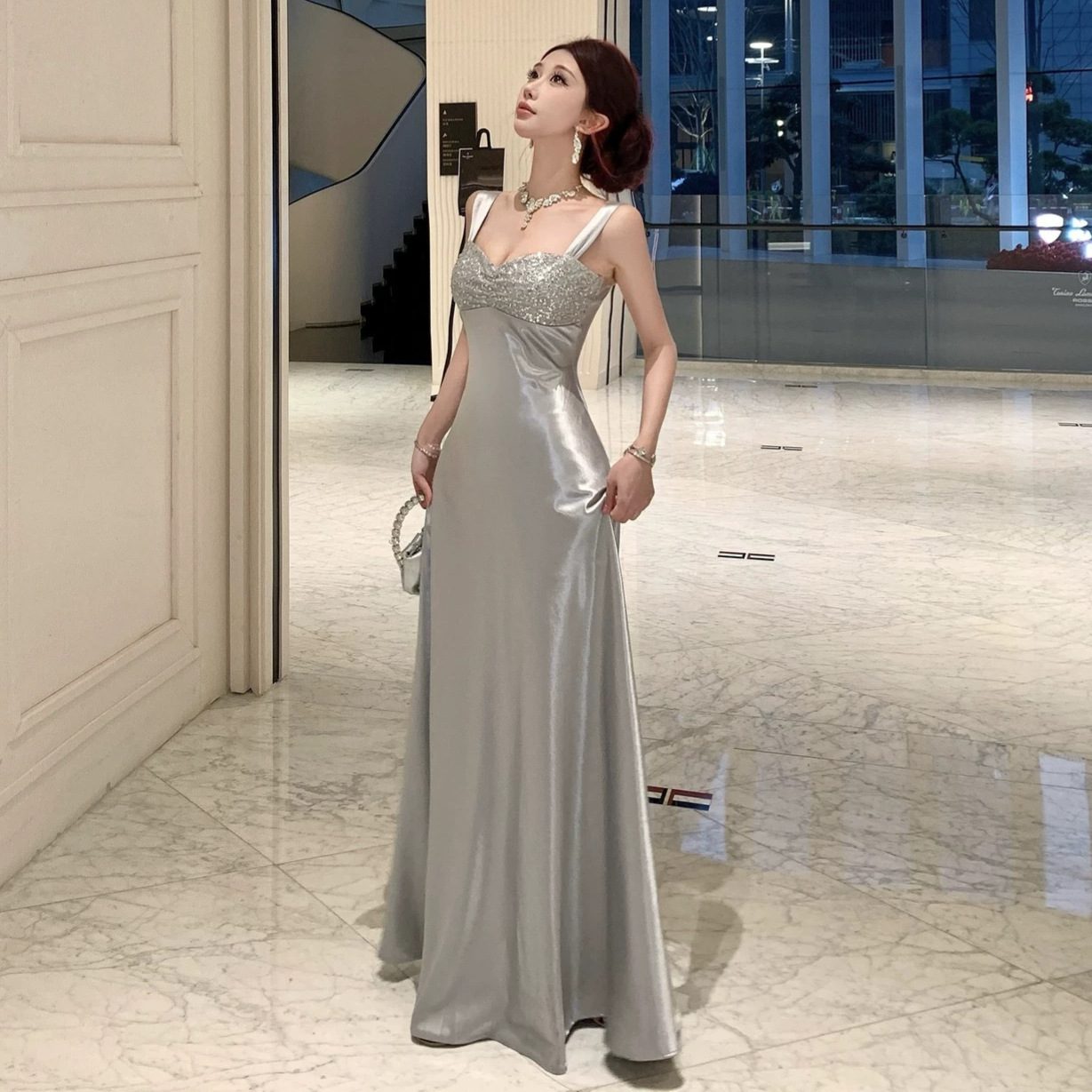 極上サテンの艶めき 胸元ビジュー 美シルエット ロングドレス