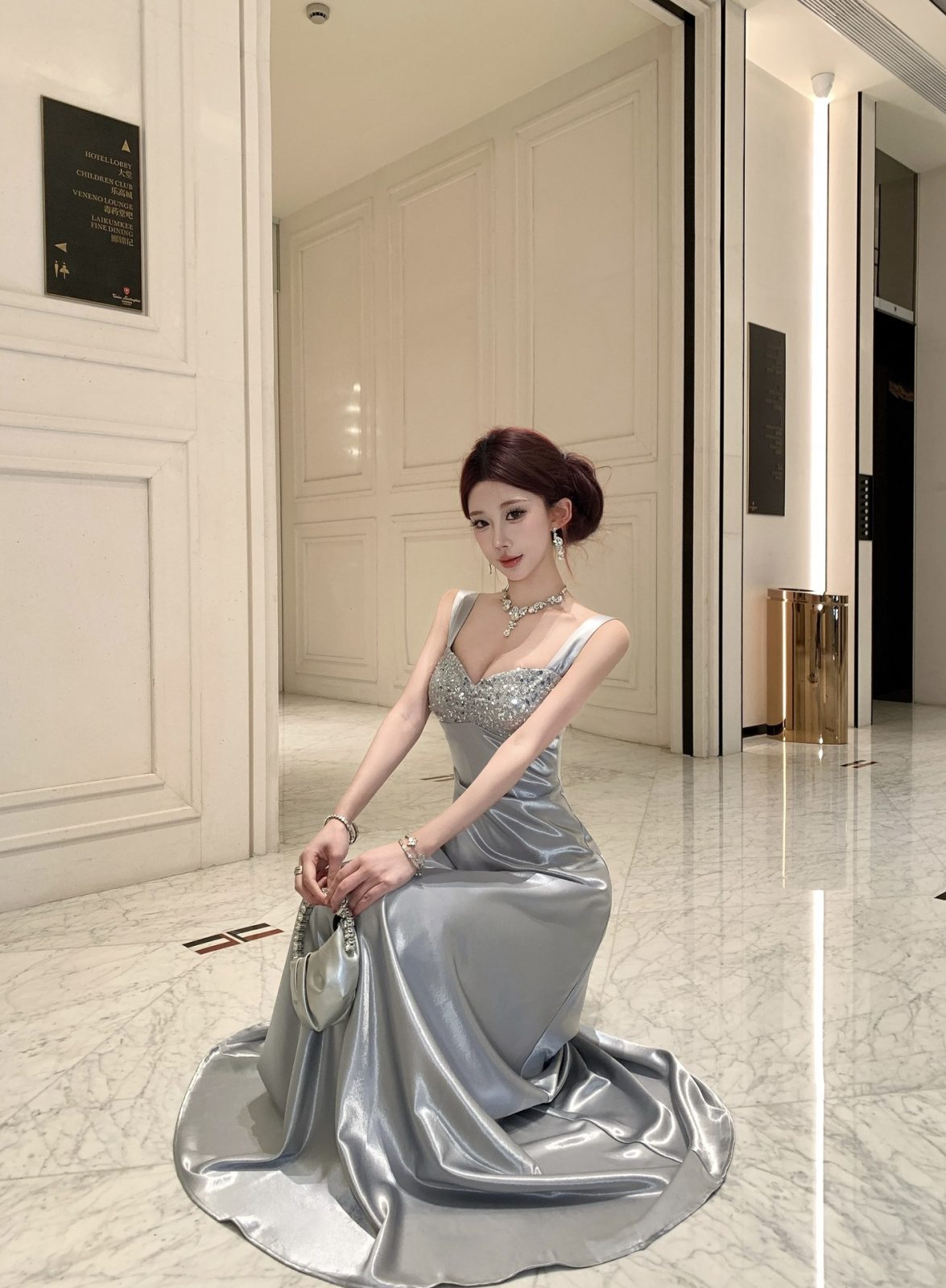 極上サテンの艶めき 胸元ビジュー 美シルエット ロングドレス